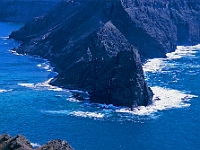 Vor Ponta da Calhela der Südwestspitze der kleinen Strandinsel Porto Santo  ligt die unbewohnte Felsinsel Ilhéu de Ferro. : Steilküsten